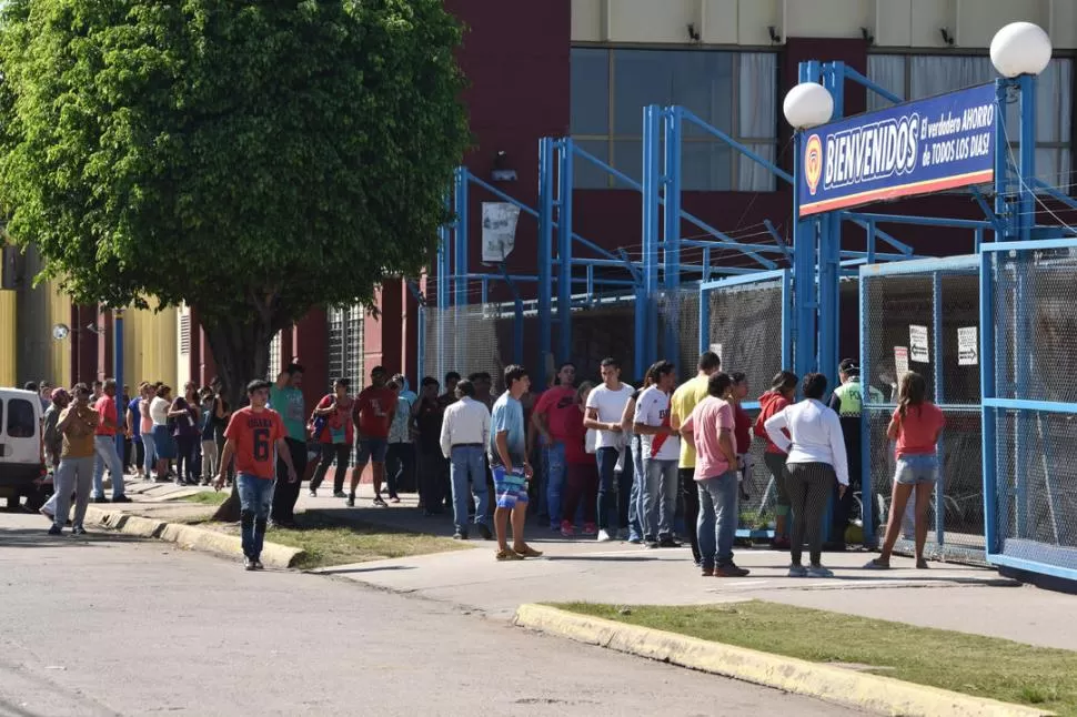  VENTAS ACTIVAS. Los tucumanos salieron a los supermercados para acopar mercaderías ante la cuarentena obligatoria dispuesta por la Nación. 
