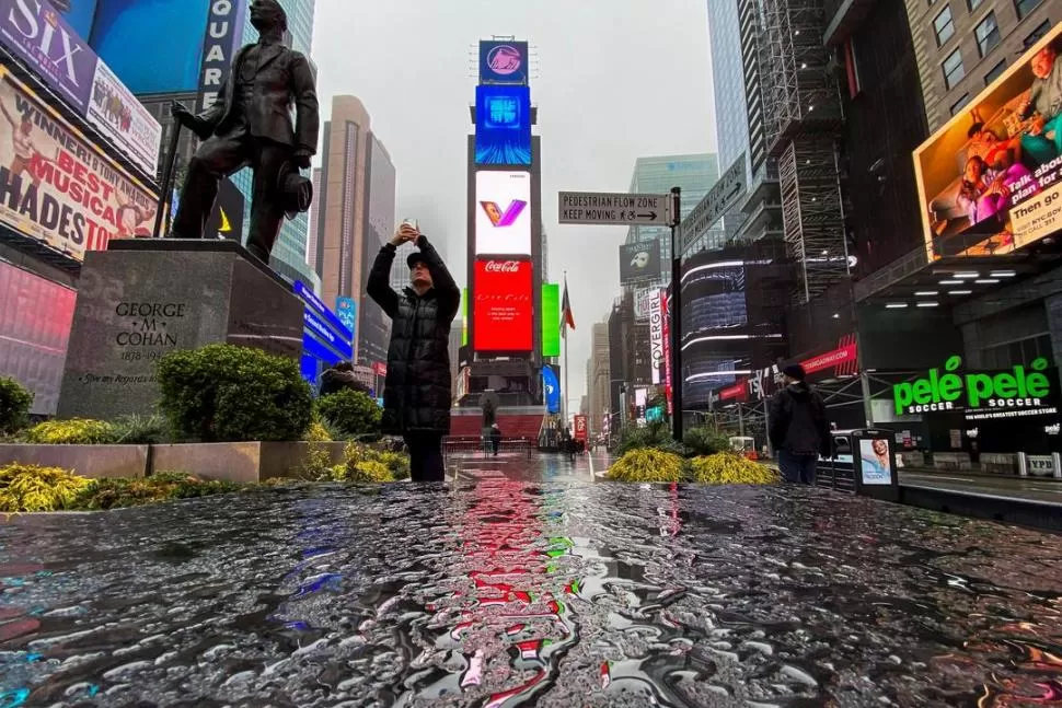 IRRECONOCIBLE. Times Square, una de las esquinas más concurridas de Nueva York, aparece desolada.  reuters