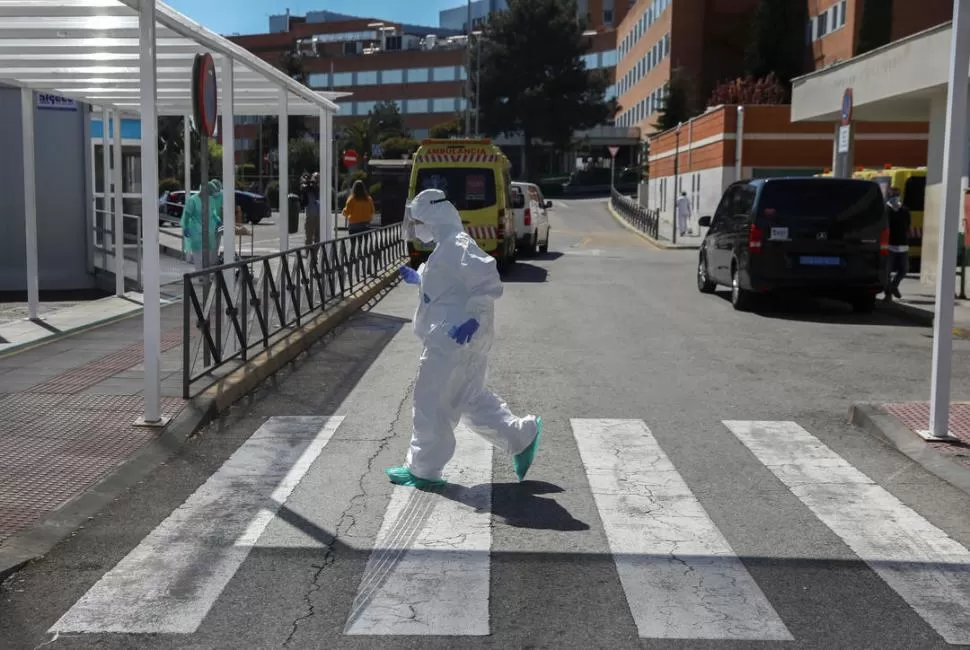  DE PIES A CABEZA. Los trabajadores de salud en Madrid circulan completamente cubiertos para evitar contagios. 