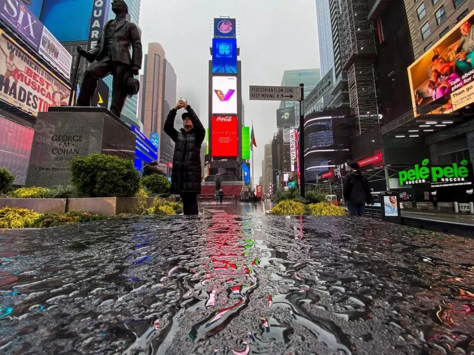 IRRECONOCIBLE. Times Square, una de las esquinas más concurridas de Nueva York, aparece desolada.  