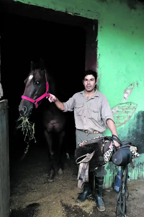 CUMPLIENDO CON SU TAREA. El domador Víctor Maciel va a las caballerizas para montar a los potrillos y a las potrancas.