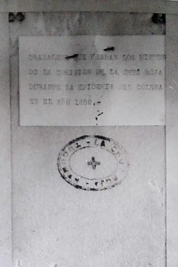 Brazalete de la Cruz Roja. Cinta de tela identificatoria usada por los voluntarios formados por el periodista Salvador Alfonso. 