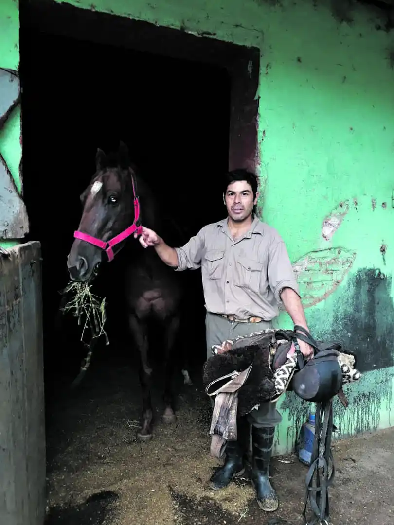 CUMPLIENDO CON SU TAREA. El domador Víctor Maciel va a las caballerizas para montar a los potrillos y a las potrancas.