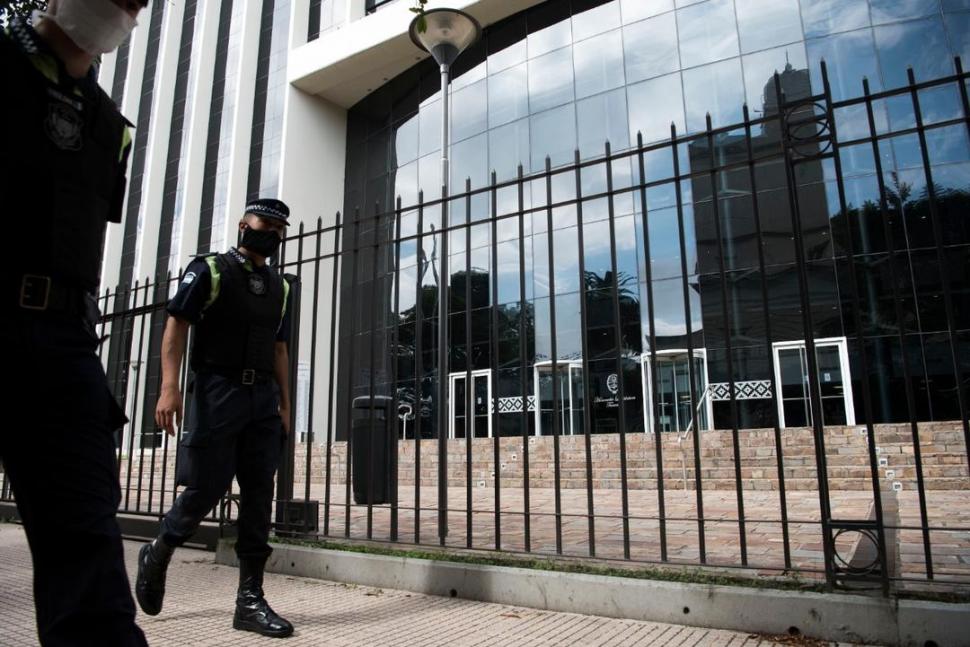 PRESENCIA POLICIAL. Agentes patrullan la vereda de Muñecas al 900, frente al edificio de la Legislatura. Las puertas estarán cerradas hasta mañana. la gaceta / foto de diego aráoz