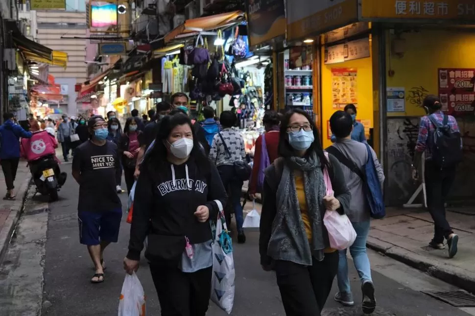 REGRESO. Con máscaras, pero con permiso para circular, los residentes de Hong Kong volvieron a las calles.  