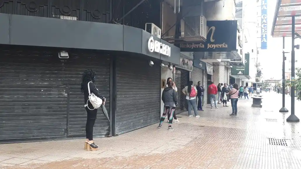 Los tucumanos hicieron largas filas en las redes de cobro para pagar los servicios