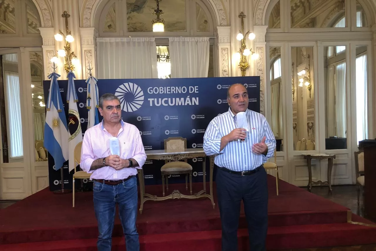 Juan Manzur y Germán Alfaro, con la distancia que marca el protocolo sanitario.