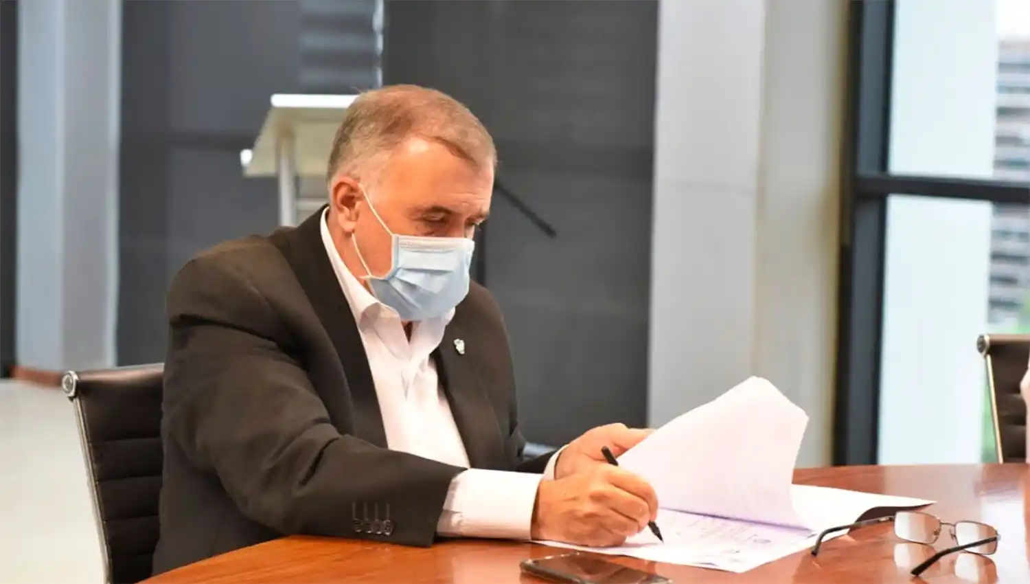 La Legislatura reduce los ingresos de los parlamentarios y gira fondos para Salud