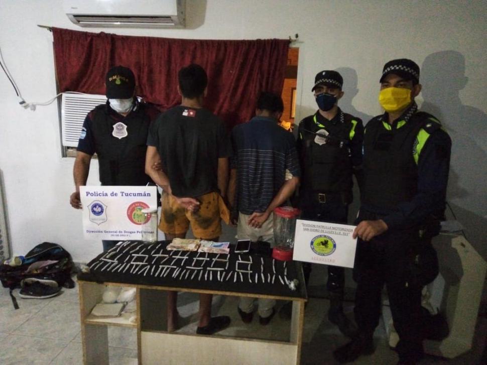 DETENIDOS. Dos jóvenes fueron detenidos por vender droga en las calles de la ciudad de Lules.