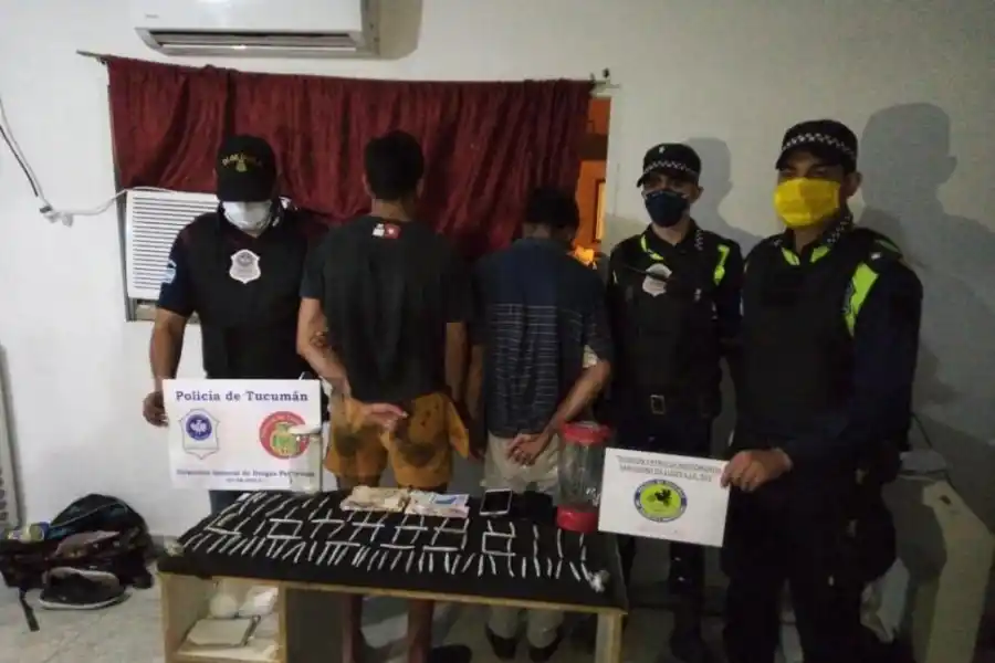 DETENIDOS. Dos jóvenes fueron detenidos por vender droga en las calles de la ciudad de Lules.