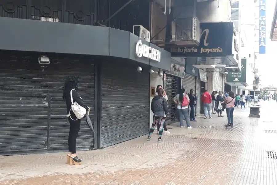 Los tucumanos hicieron largas filas en las redes de cobro para pagar los servicios