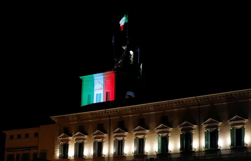 HOMENAJE. El palacio presidencial se iluminó con los colores de Italia. reuters