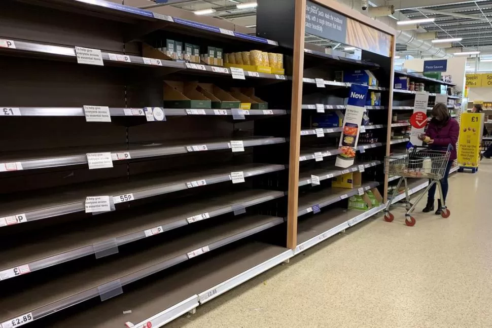 FALTANTES. En las góndolas de un un supermercado de Manchester, en el Reino Unido, pueden verse signos de desabastecimiento de comestibles.