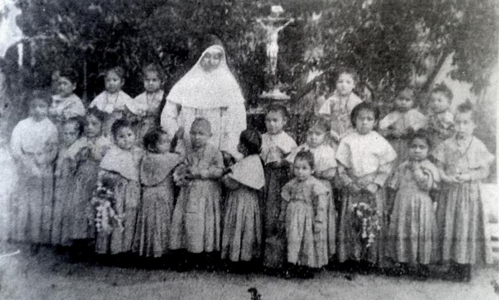Elmina Paz de Gallo, la viuda de un prestigioso político federal, se dedicó los días de la peste a recoger huérfanos de la calle y a brindarles cobijo y bienestar.