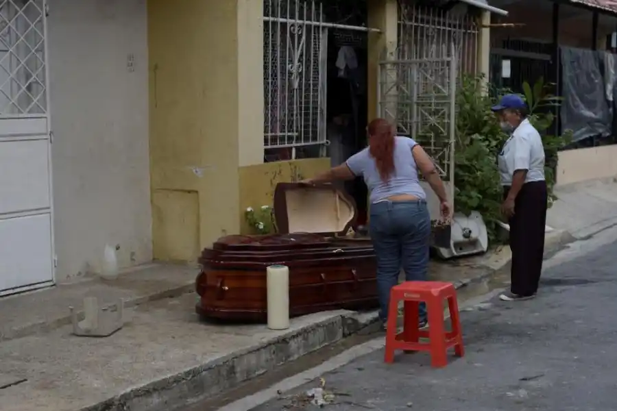  EN LA VEREDA. Una mujer espera que busquen el cuerpo de su madre.