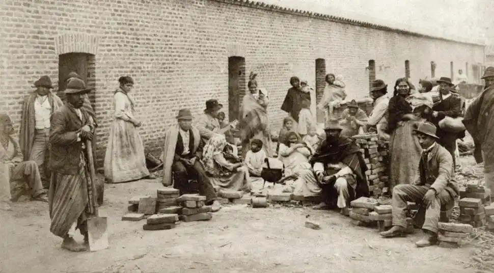 ESCENA EN UN INGENIO AZUCARERO. Corrían gran peligro las poblaciones de obreros por su hacinamiento y precarias condiciones de vida.