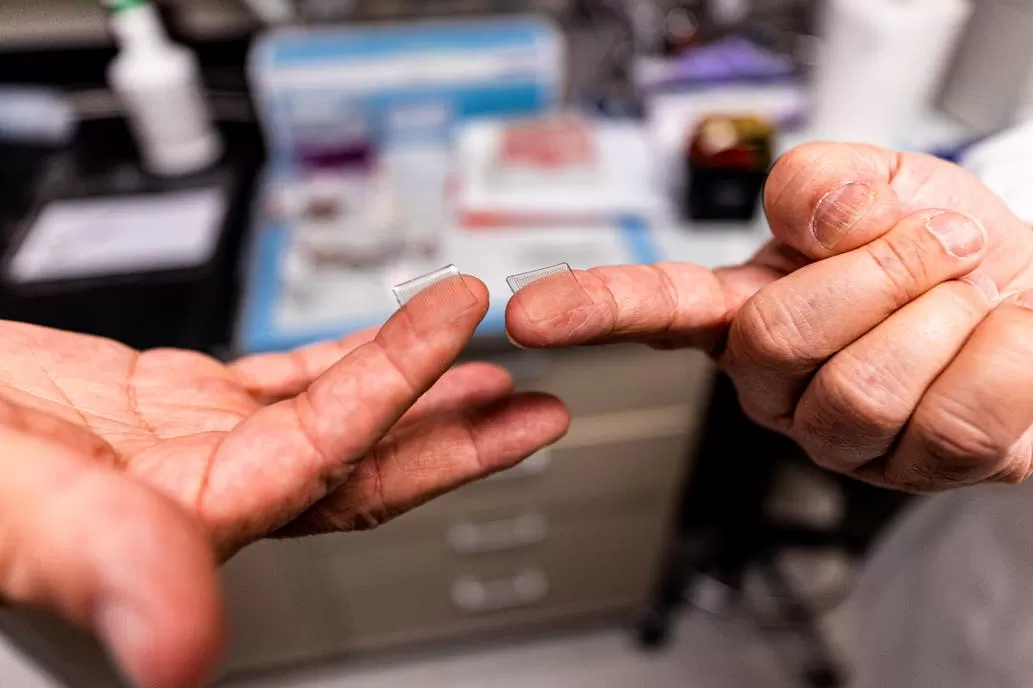 LA VACUNA. Es un parche del tamaño de la yema de un dedo que administran las piezas de proteína de la espiga en la piel, donde la reacción inmune es más fuerte, explicaron. REUTERS