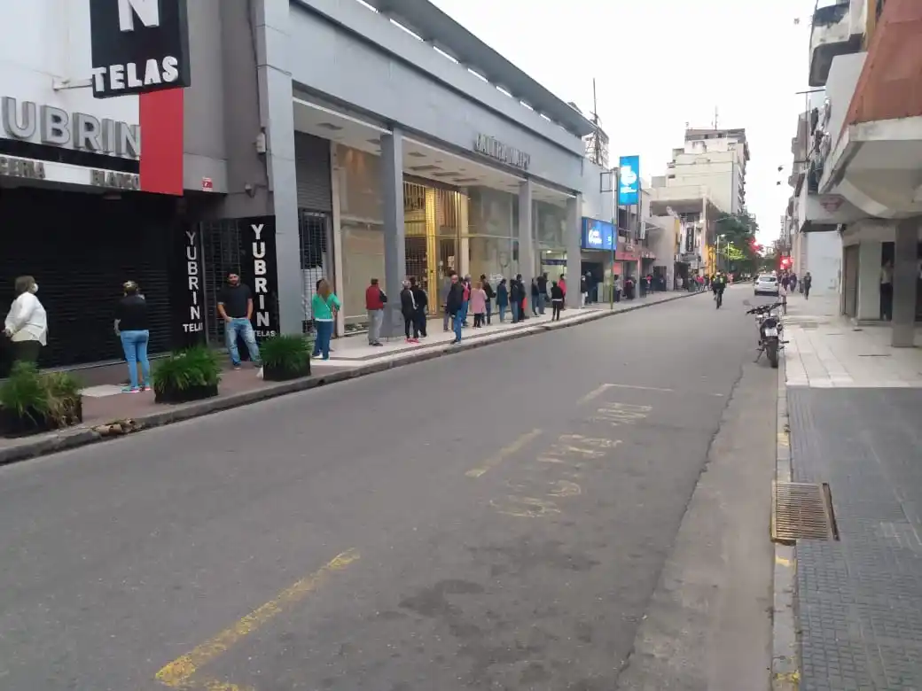 Eternas filas por la reapertura de los bancos: qué se puede hacer y quiénes podrán entrar
