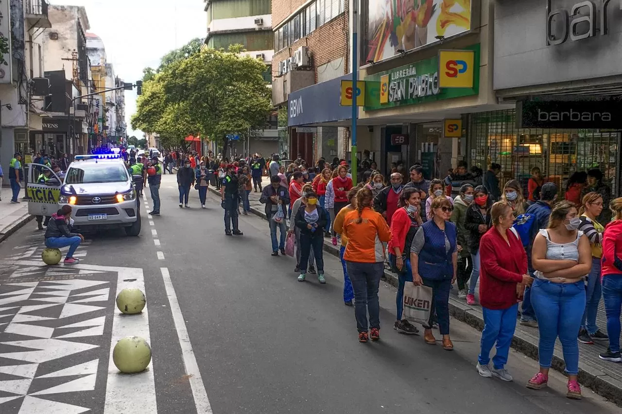 Esta mañana pudo verse la aglomeración de gente en la city tucumana.