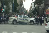 Caos y sin distanciamiento social en las filas de los bancos: los jubilados no merecemos esto