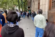 En pleno caos, los jubilados se pueden vacunar contra la gripe en los bancos