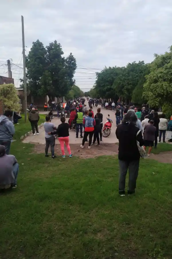 Caos y sin distanciamiento social en las filas de los bancos: los jubilados no merecemos esto