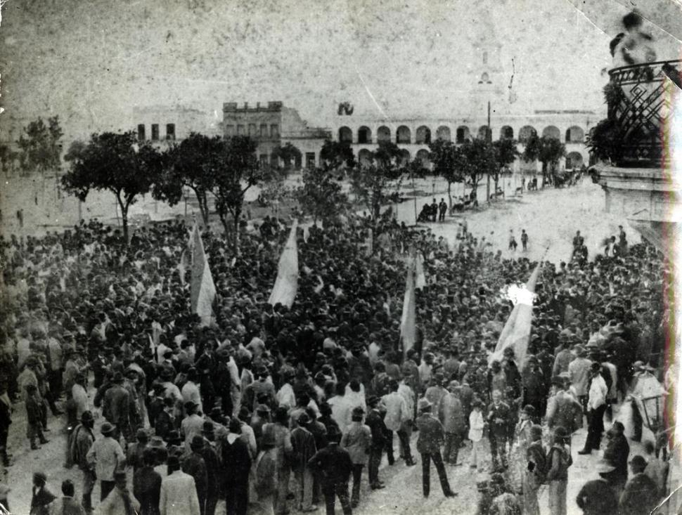 EL 12 DE JUNIO DE 1887. Luego de la caída del gobierno de Posse, una multitud se congrega en la esquina de San Martín y Laprida para aclamar a Lídoro Quinteros. 