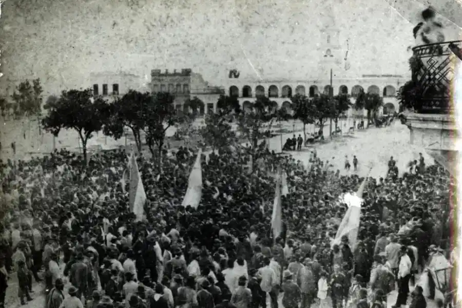 EL 12 DE JUNIO DE 1887. Luego de la caída del gobierno de Posse, una multitud se congrega en la esquina de San Martín y Laprida para aclamar a Lídoro Quinteros. 