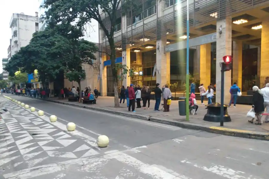 Eternas filas por la reapertura de los bancos: qué se puede hacer y quiénes podrán entrar