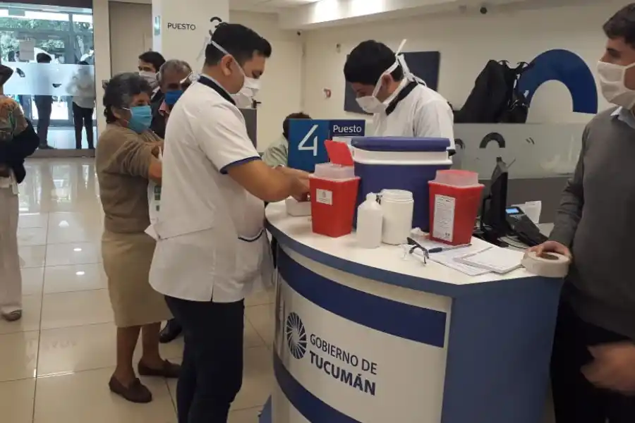 En pleno caos, los jubilados se pueden vacunar contra la gripe en los bancos