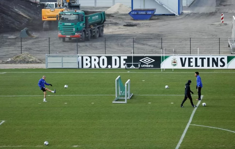 DESDE LEJOS. Los jugadores de Schalke 04 respetaron la distancia, que es como mínimo de 1,5 metro. 