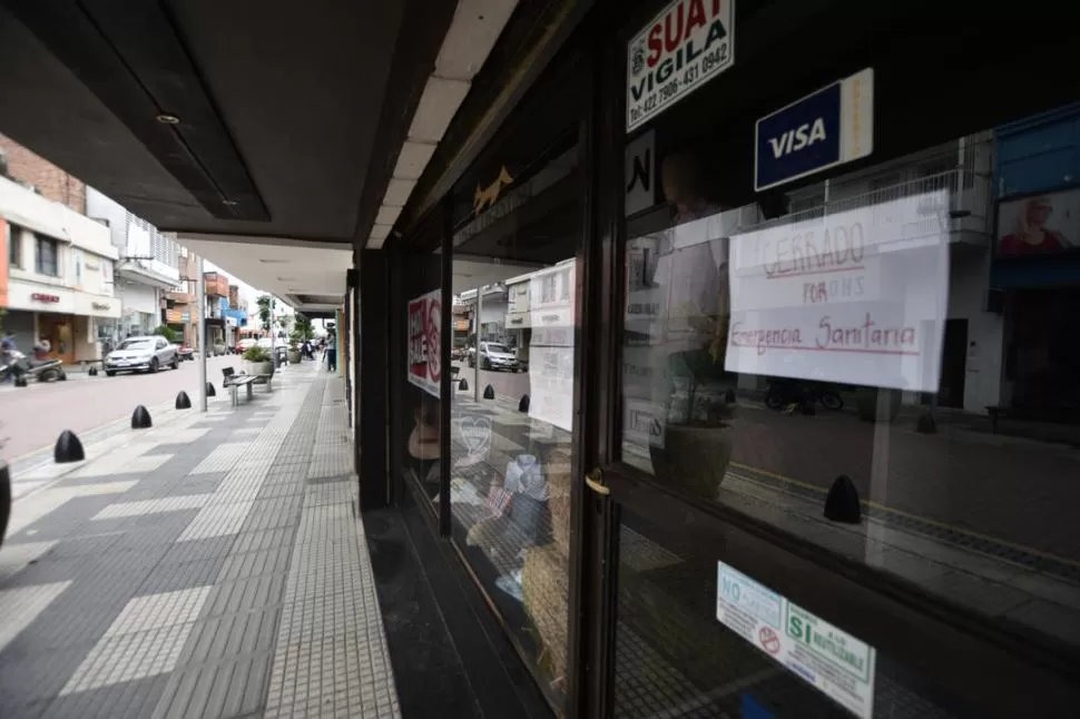 DESOLADO. Sólo las filas en los bancos cortan la monotonía de negocios vacíos en el centro de Concepción. 