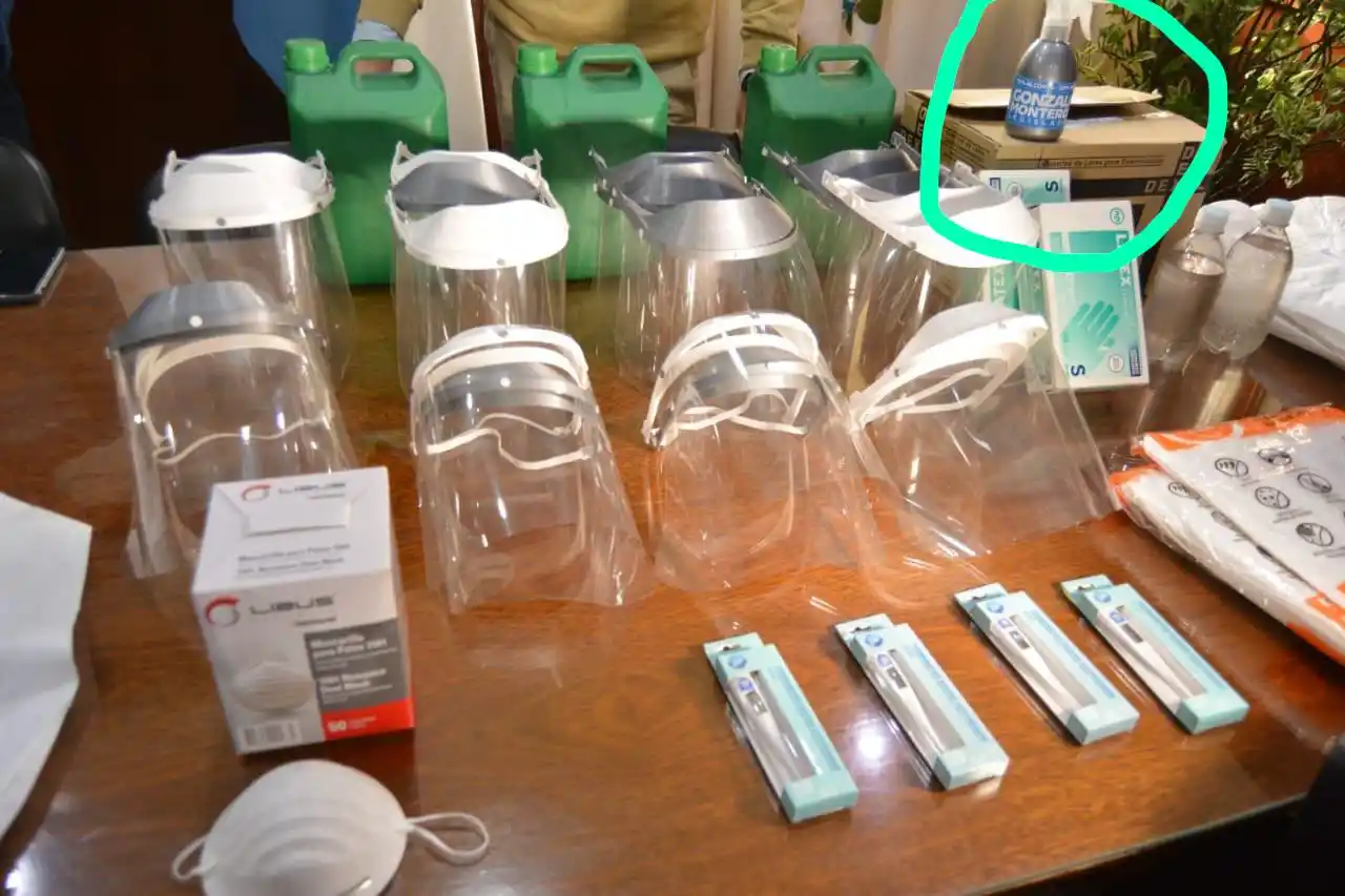 Polémica: un legislador tucumano del oficialismo reparte alcohol en gel con su nombre