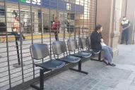 Otra postal, muy distinta a la del viernes: los jubilados esperan sentados y a distancia en los bancos 