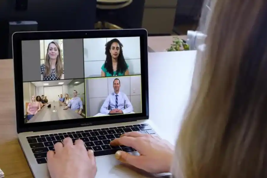 VIDEOCONFERENCIA. Un modo eficaz de sentirse cerca de los seres queridos y también de trabajar o estudiar. 