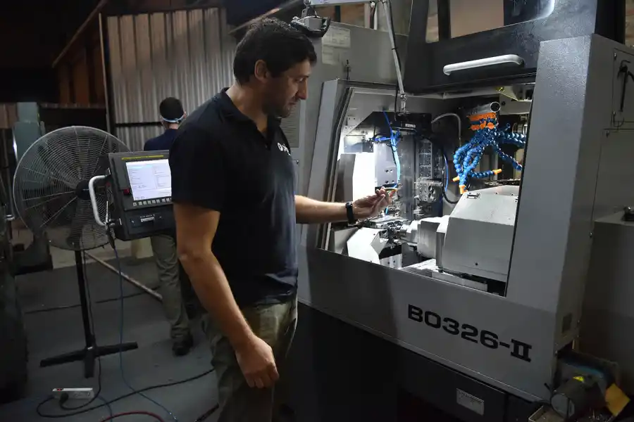 PRECISIÓN. Torres superfiza la fabricación de las piezas de precisión en un torno computarizado.