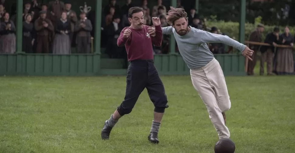 A PLENO. Kinnaird (Edward Holcroft) lleva la pelota sacándose de encima a Suter (Kevin Guthrie). Personajes reales que hicieron historia. 