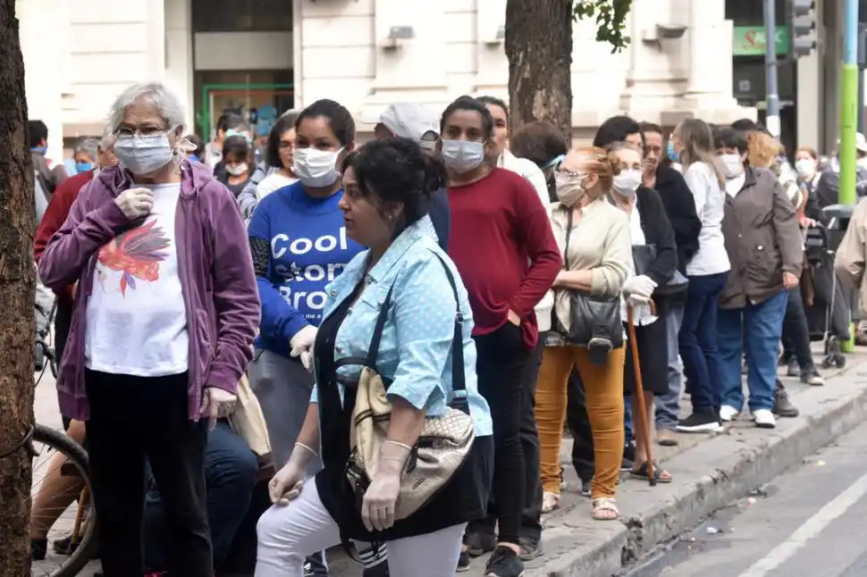 BARBIJOS. Una fila donde predominan las personas con mascarillas. No fue así en todas las colas.