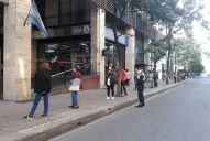 Largas colas en los bancos, que comenzaron a pagar a los jubilados y pensionados