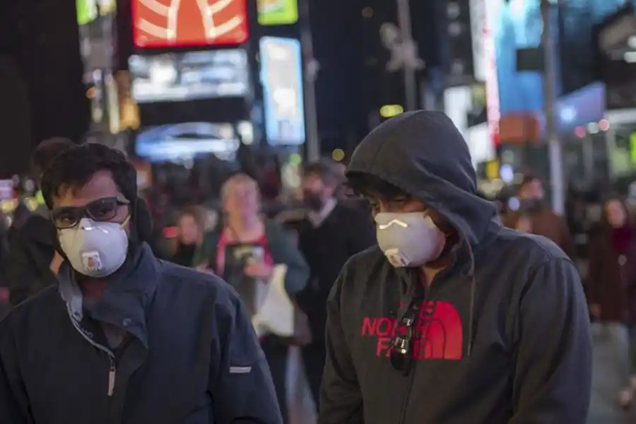 PROTEGIDOS. El uso de barbijo es obligatorio en países como República Checa. TÉLAM