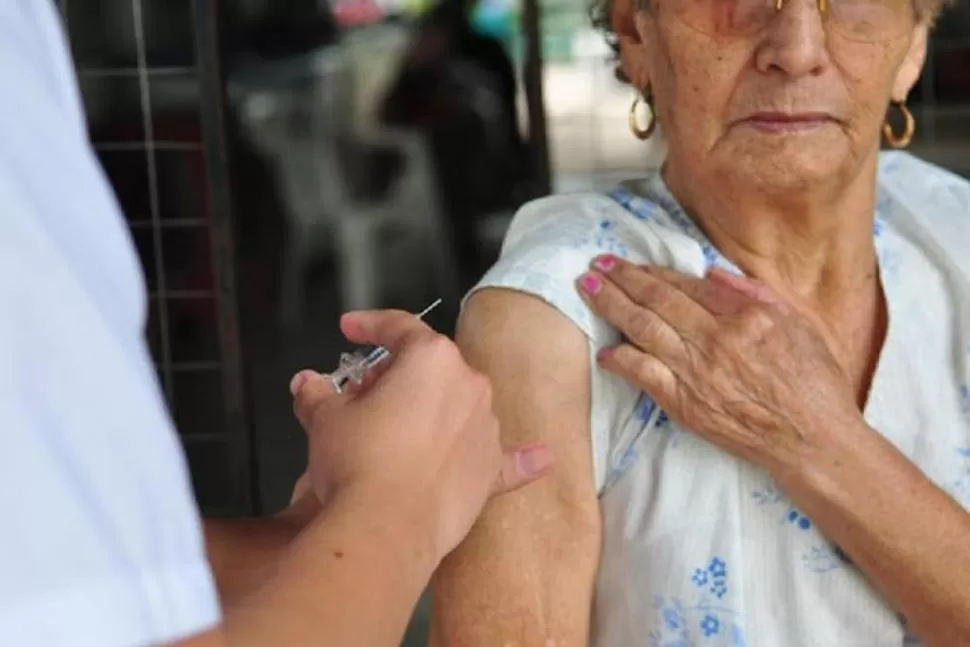 CORREN MÁS RIESGO. La campaña de vacunación antigripal 2020 arrancó con las personas mayores de 65 . 