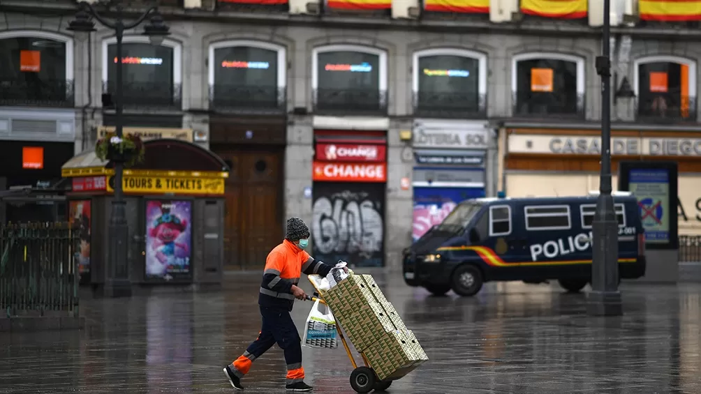 España redujo los contagios y reportó la menor cifra de muertes: 637 en 24 horas