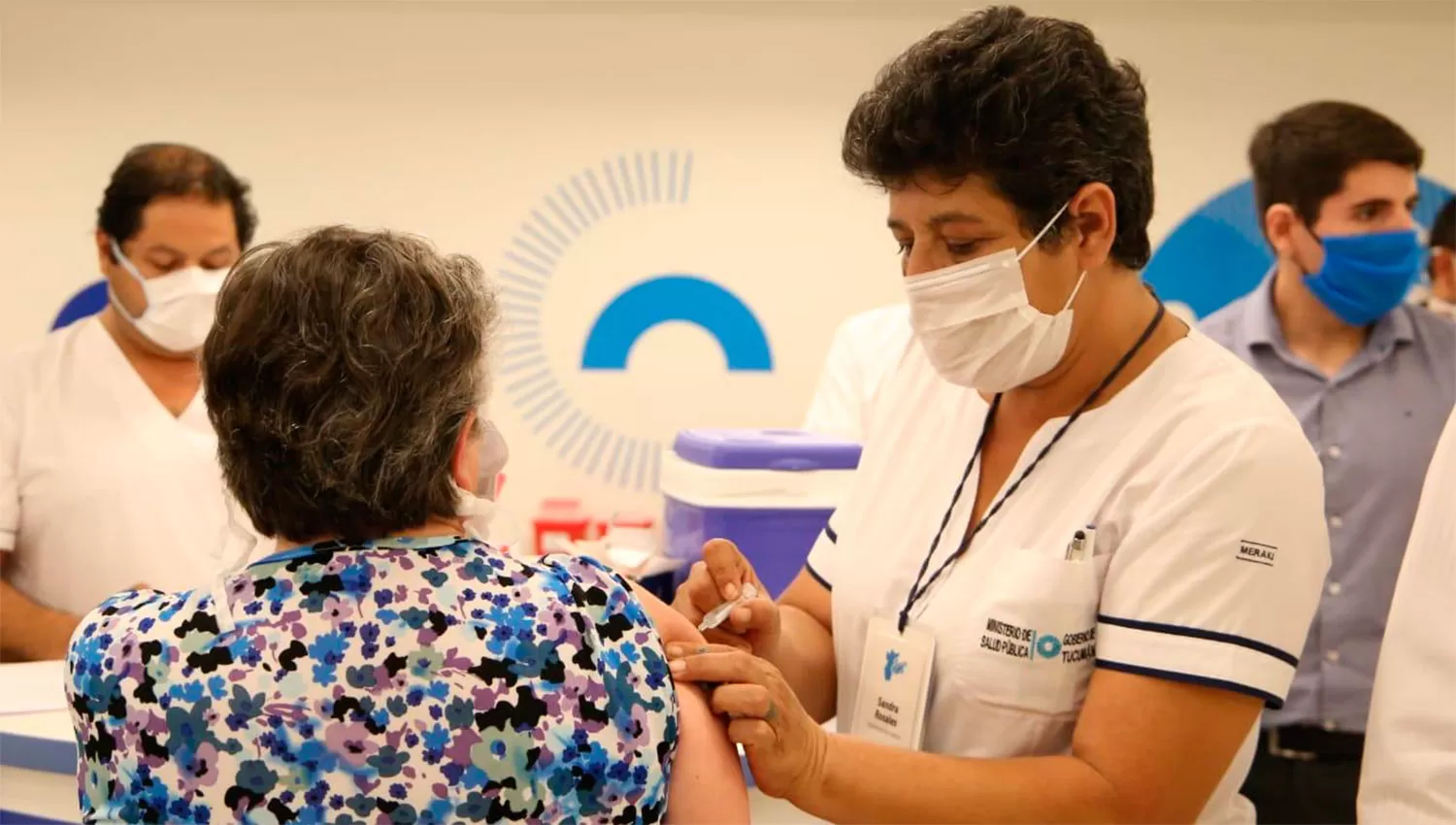 Continúa la vacunación antigripal a jubilados en los centros de pago