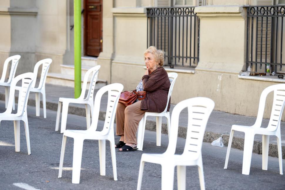 Pensativa y en soledad, esta señora aguarda sentada ser atendida en una de las entidades crediticias.