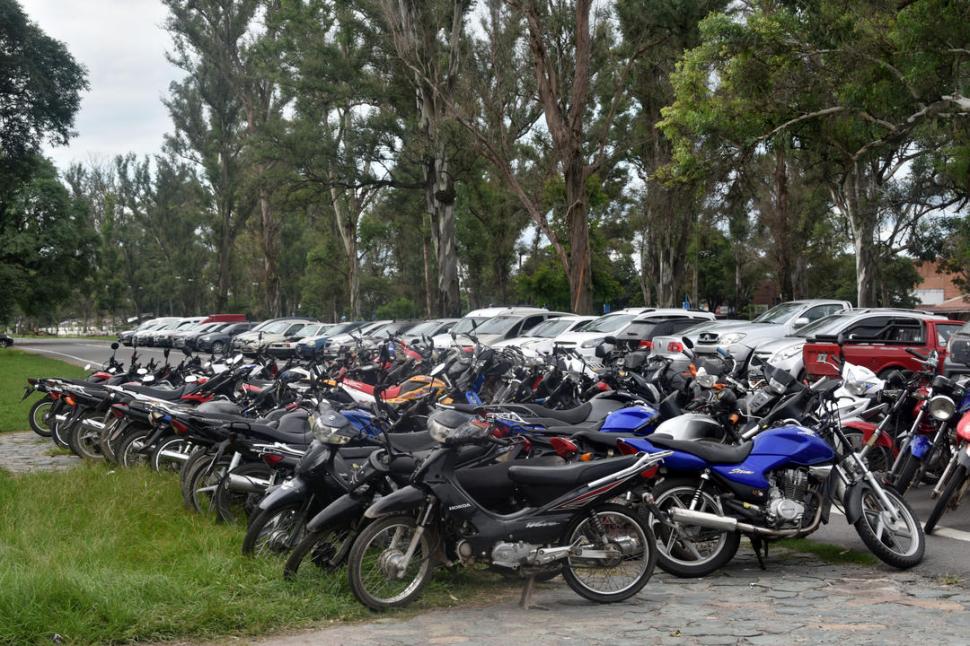 En la zona del autódromo, en el parque 9 de Julio, se instalaron las motos y autos secuestrados por violación de la cuarentena.  