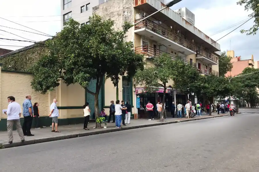 Algunos pasaron más de siete horas haciendo la fila para pagar luz, gas, cable y otros servicios.