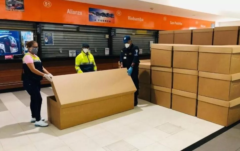 EMERGENCIA. El municipio de la capital de Guayas recibió la donación de unas 2.000 cajas de parte de la Asociación de Cartoneros.   foto Municipio de Guayaquil