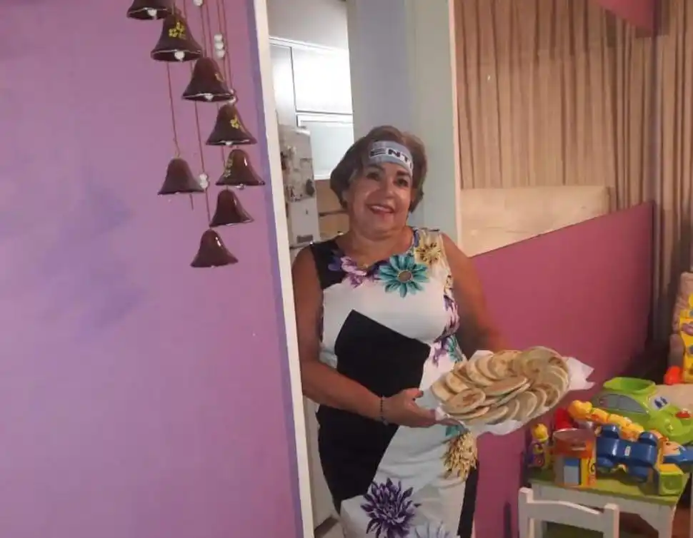 Miriam muestra las tortillas que cocinó. 