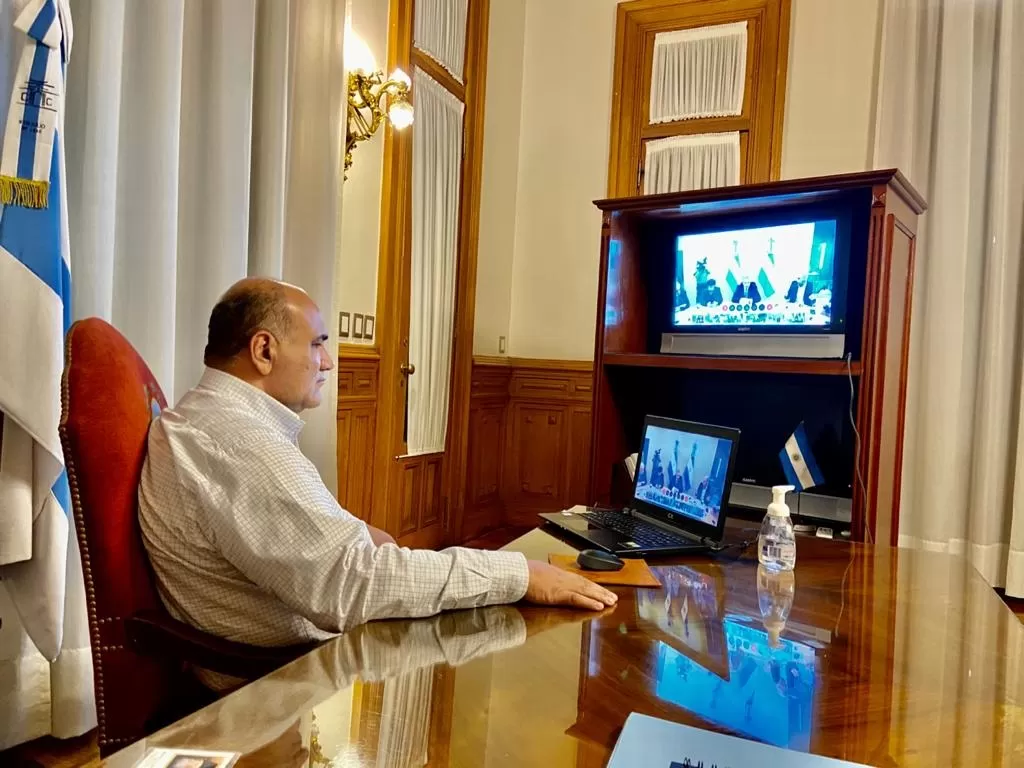 DESDE SU DESPACHO. Manzur sigue la videoconferencia organizada por el Presidente. Hubo un monitoreo de situación de las provincias. 
