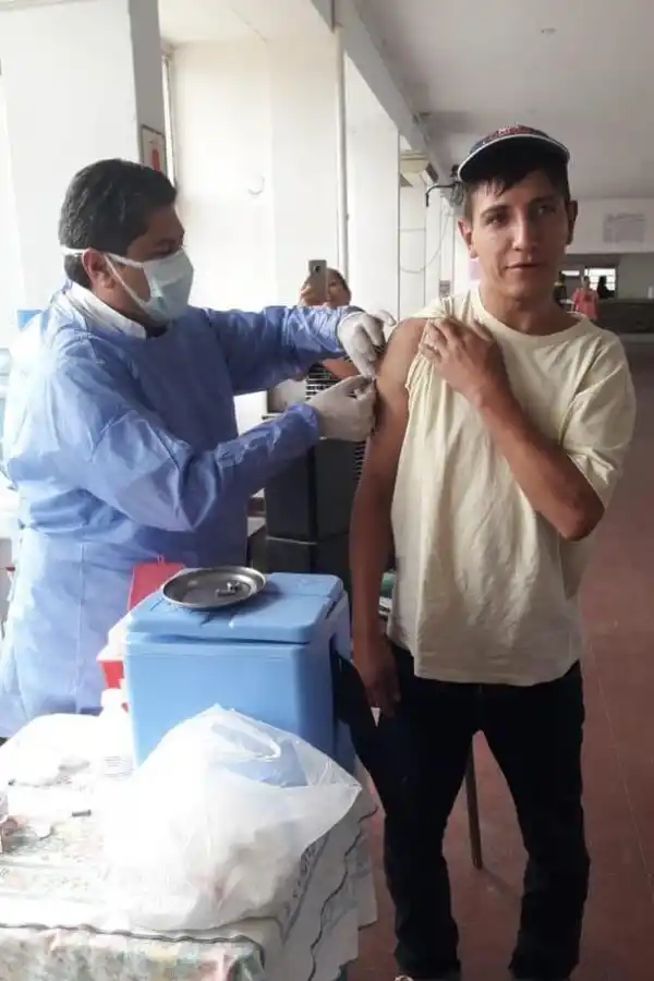 LA SALUD, ANTE TODO. Las 15 personas que habitan el salón del complejo de Ojo de Agua fueron vacunadas contra la gripe durante la semana pasada.